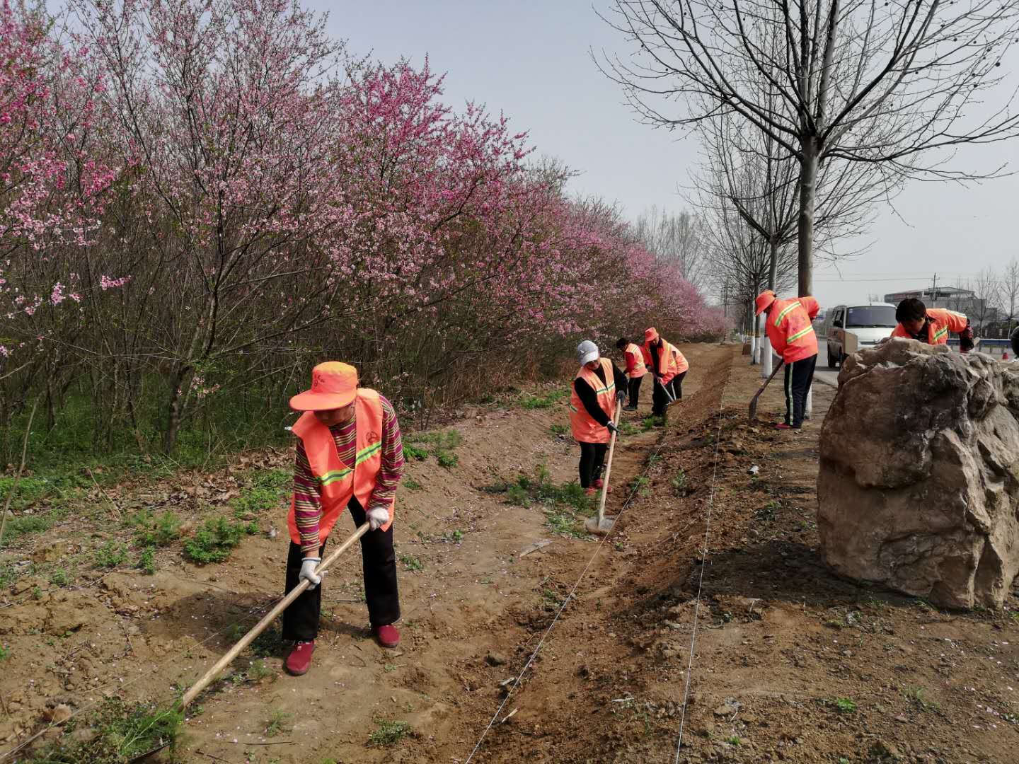 S324养护人员在修整道路边沟.jpg